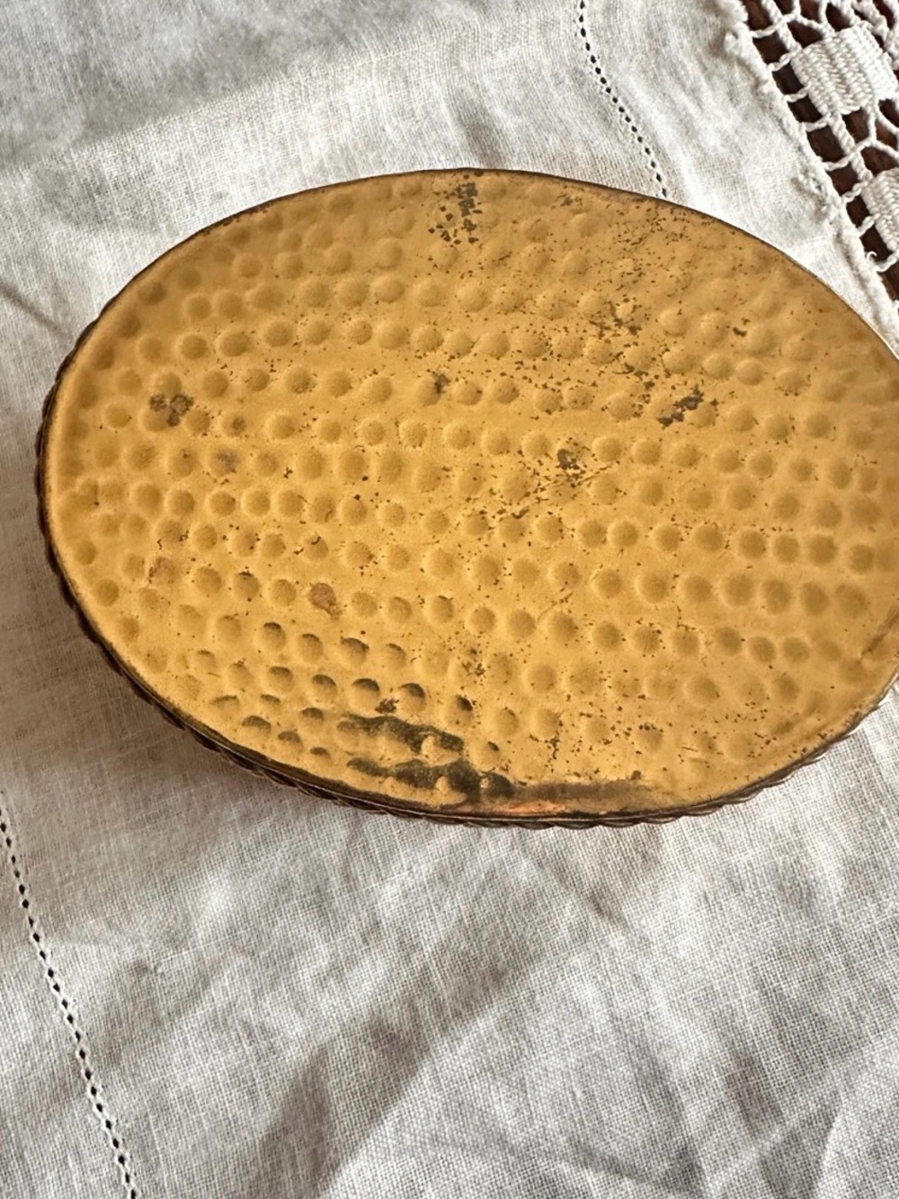 Vintage brass oval trinket jewelry keepsake box - Picture 4 of 9